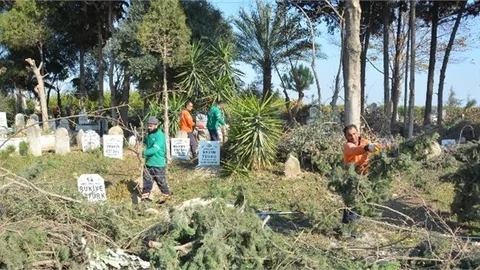 Mersin Büyükşehir, Kırsal Mahalle Mezarlık Alanlarını da Temizliyor