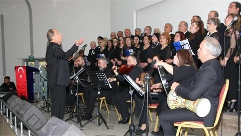 Korolor Yarışıyor Nağmeler İnliyor