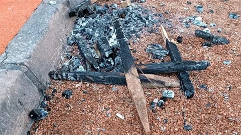 Dikilen Ağaçları Tutması İçin Konulan Tahtaları Yakıp, Zemine Zarar Verdiler