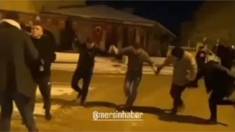 Kar Yağışını Halayla Kutladılar