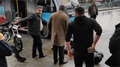 Yolcu Minibüsü İle Motokurye Çarpıştı; 1 Yaralı