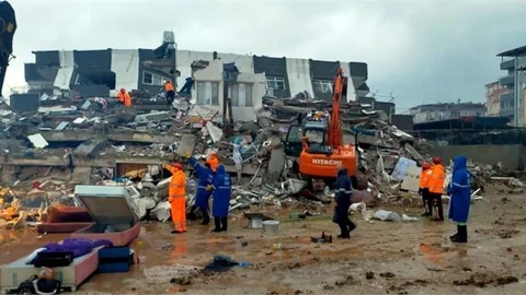 Başkan Mustafa Gültak, İlçe Genelinde Kurulan Toplanma Yerlerinde Aileleri Ziyaret Etti