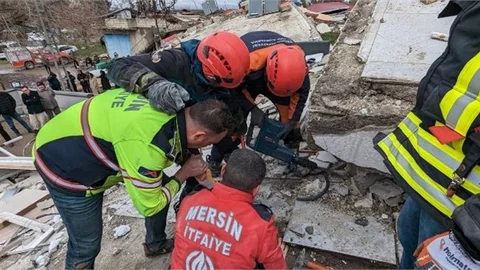 Mersin Büyükşehir’in İtfaiye Ekipleri Göçük Altından 16 Kişiyi Kurtardı