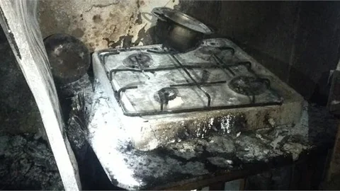 Tarsus'ta Zemin Kattaki Ev Yandı