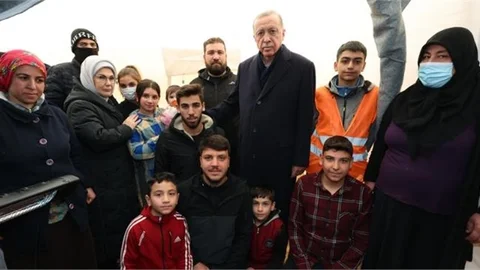 Cumhurbaşkanı Erdoğan, Diyarbakır’da Deprem Bölgesinde İncelemelerde Bulundu