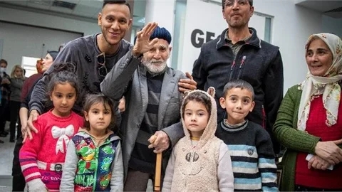 Depremzedeler, Beşiktaşlı Josef de Souza’nın Ziyareti İle Moral Buldu