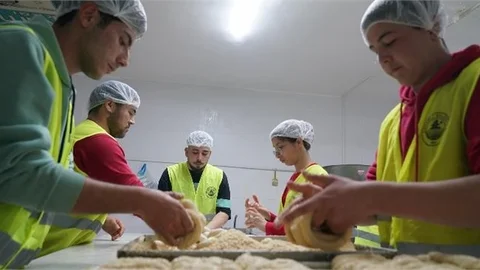 "Liseli ve Üniversiteli Öğrencilerden Depremzedelere Simit"