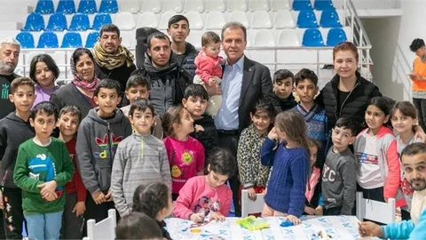 Başkan Seçer Mersin’de Konaklayan Depremzedeleri Ziyaret Etti