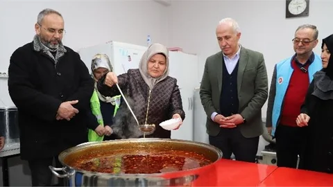 Başkan Gültak, Ocakların Depremzedeler İçin Yandığı Yemekhaneyi Ziyaret Etti