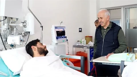 Akdeniz Belediye Başkanı Gültak, Depremzede Avcı Çiftini Hastanede Ziyaret Etti