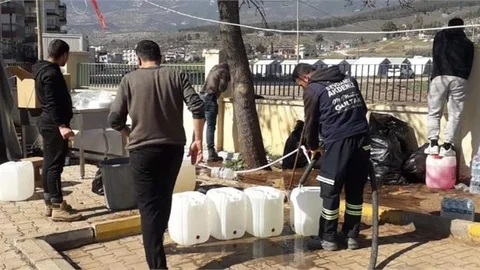 Akdeniz Belediyesi, Depremzedelerin Temiz Su İhtiyacını Karşılamaya Devam Ediyor