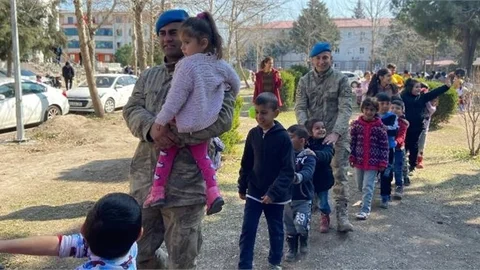 Mersin İl Jandarma Komutanlığı Deprem Bölgesinde Her Alanda Görev Almaya Devam Ediyor