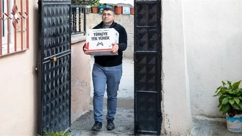 Mersin Büyükşehir, Verdiği Gıda Kolisi Hizmeti İle Depremzedelerin Sofralarına Aş Oluyor