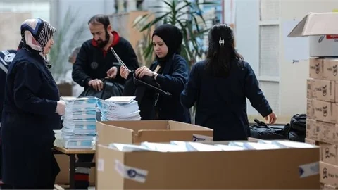 Meb, Depremzede Öğrencilere Ders Kitabı, Yardımcı Kaynak ve Kırtasiyeden Oluşan Eğitim Seti Göndermeye Başladı