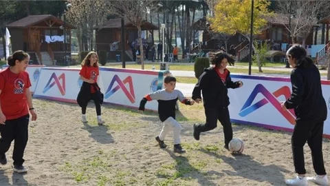 Kır Çiçekleri’nden Depremzede Ailelere Moral Ziyareti