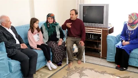 Akdeniz Belediye Başkanı Gültak, Onkoloji Hastası Depremzedeyi Ziyaret Etti