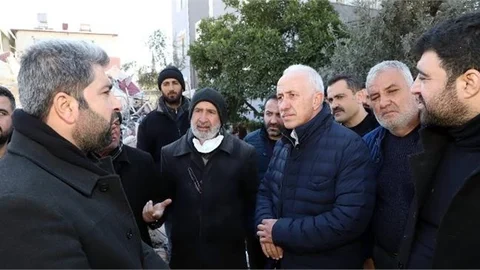 Fen İşleri, Park Bahçeler ve Çevre Koruma Müdürlüğü Ekipleri Afetzede Vatandaşlara Hizmet Veriyor