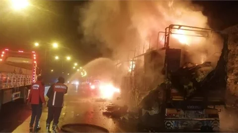 Deprem Bölgesinden Eşya Taşıyordu Alev Alev Yandı