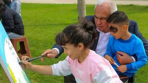 "Depremin İzini Resimle Siliyorlar"