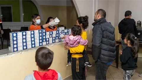 Mersin Büyükşehir, Berat Kandili’nde 15 Bin Kandil Simidi Dağıttı