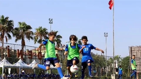 Akdeniz Belediyesi Bahar Futbol Okulu Geleceğin Yeteneklerini Bekliyor
