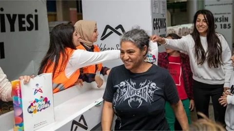 Mersin Büyükşehir’den Kadınlara Hijyen Seti Dağıtımı