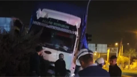 Kontrolünü Kaybeden Kamyon Elektrik Direğine Çarptı