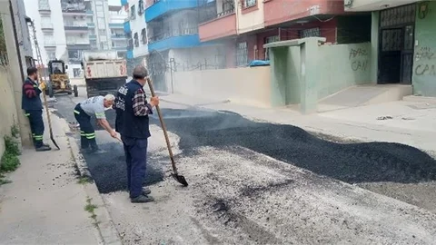 Akdeniz’de Yol Açma, Asfalt Yama, Kaldırım Yenileme Çalışmaları Sürüyor