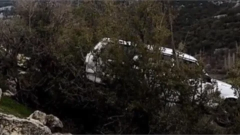 Mersin'de Kaza, Otomobil Çalılık Alana Uçtu