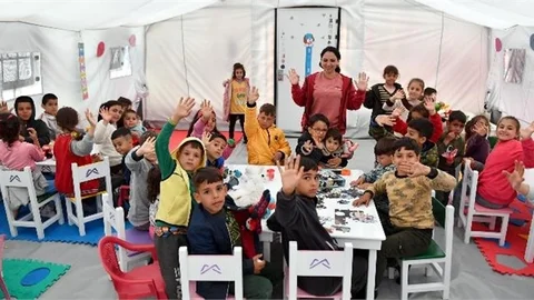 Mersin Büyükşehir’den Hatay Çadırkentte Konteyner Dersane