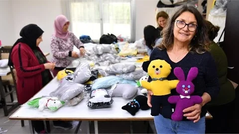 Mersinden Kadın Kooperatifi Depremzede Çocuklar İçin ‘uyku Arkadaşı’ Üretiyor