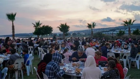 Depremzede Vatandaşlar Kızkalesi’nde İftar Sofrasında Buluştu
