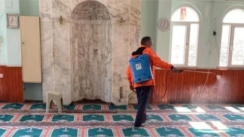 Mersin Büyükşehir Dezenfekte ve Temizlik Çalışmalarına Devam Ediyor