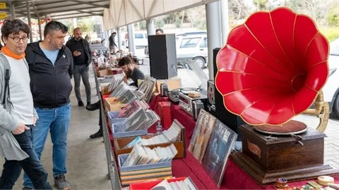Mersin’in İlk ‘antika Pazarı’ Vatandaşları Geçmişe Götürüyor