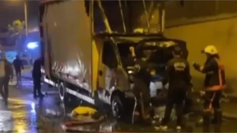 Araç Sokak Ortasında Alev Alev Yandı