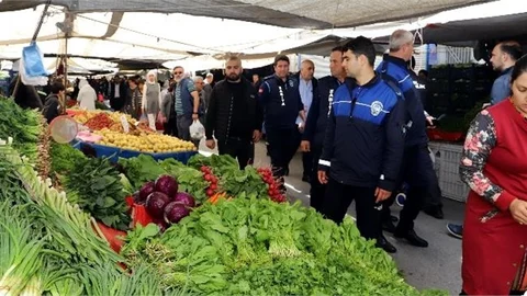 Akdeniz’de Pazarcı Esnafı Denetleniyor