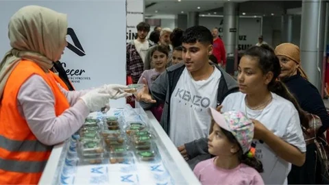 Mersin Büyükşehir, Kadir Gecesi’nde 10 Bin Paket Lokma Tatlısı Dağıttı