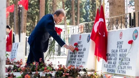 Başkan Seçer, Ramazan Bayramı Arifesinde Şehitliği Ziyaret Etti