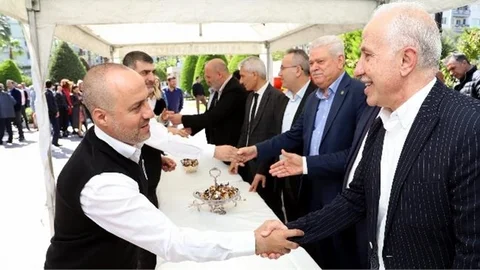 Akdeniz Belediyesi Hizmet Binası Girişinde Personel İle Bayramlaşma Merasimi Yapıldı