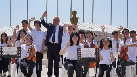 Depremzede Öğrenciler Arkadaşlarıyla 23 Nisan İçin Söyledi