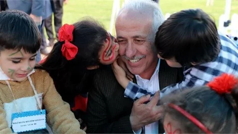 Akdeniz Belediye Başkanı Gültak’tan 23 Nisan Mesajı