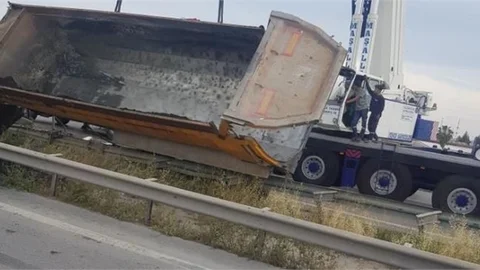 Kamyon Konteyner Yüklü Tıra Çarptı