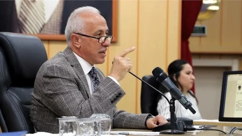 Başkan Gültak, Muhalif Meclis Üyelerine Sert Sözlerle Tepki Gösterdi;