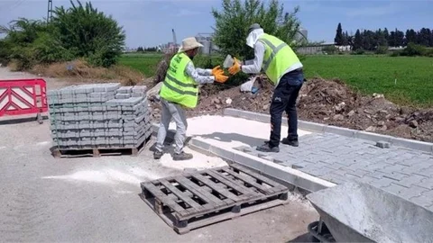 Akdeniz’de Asfalt ve Kaldırım Yenileme Çalışmaları Sürüyor