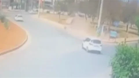 Kontrolünü Kaybeden Araç Önce Şaha Kalktı, Ardından Parka Uçtu