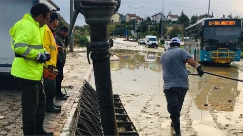 Mersin Büyükşehir’in Ekipleri Etkili Yağışın Ardından Tam Kadro Sahada