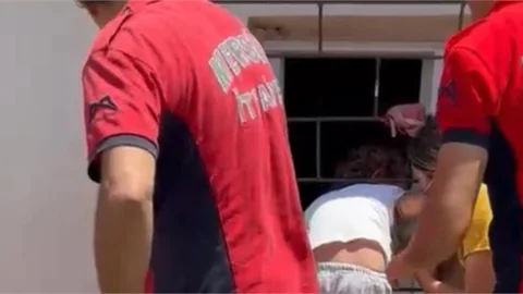 Eve Pencereden Girmek İstedi, Başı Demir Korkuluğa Sıkıştı