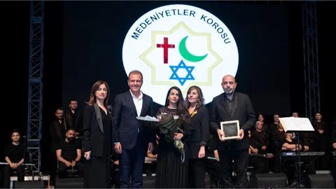 Başkan Seçer ve Meral Seçer Medeniyetler Korosu’nun Dayanışma Konseri"Ne Katıldı