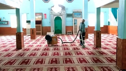 Cami, Kur’an Kursu ve Ziyaretlerin Halıları Yıkanıp Dezenfekte Ediliyor