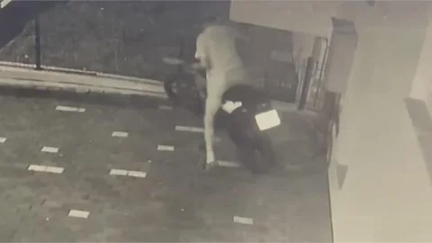 Ayağıyla Kilidi Kırdı, Motosikleti Çaldı